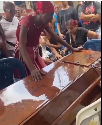 Madre vela a su hijo, reconociendo su gallardía en la delincuencia.