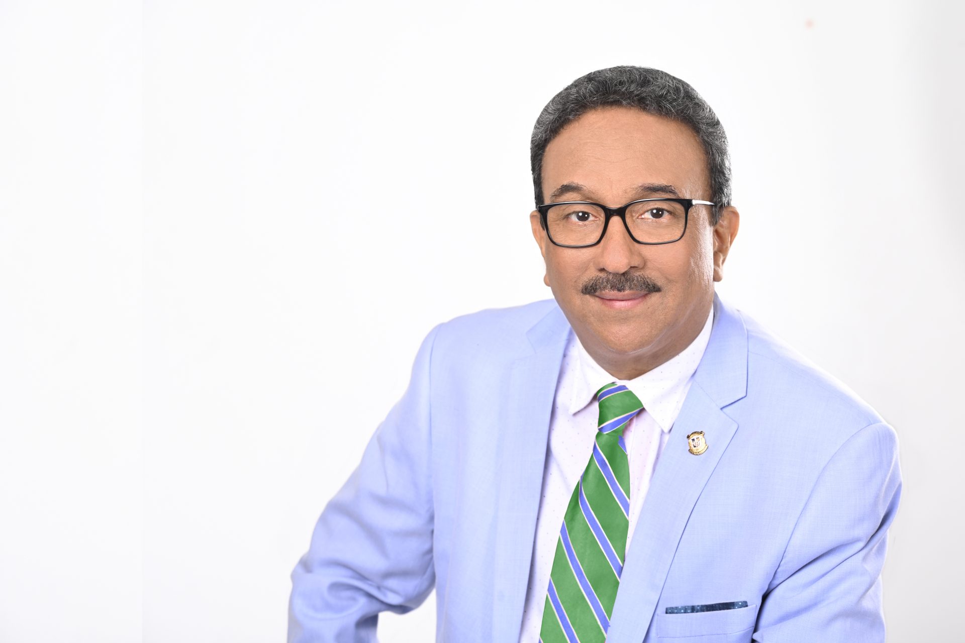 Senador Franklin Peña elogia y felicita a los médicos, destacando su aprecio por los profesionales de San Pedro de Macorís