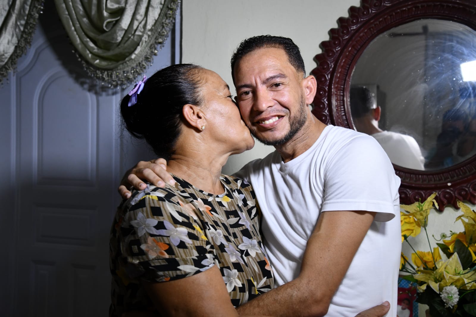 Madre dona riñón a su hijo tras dos años de diálisis