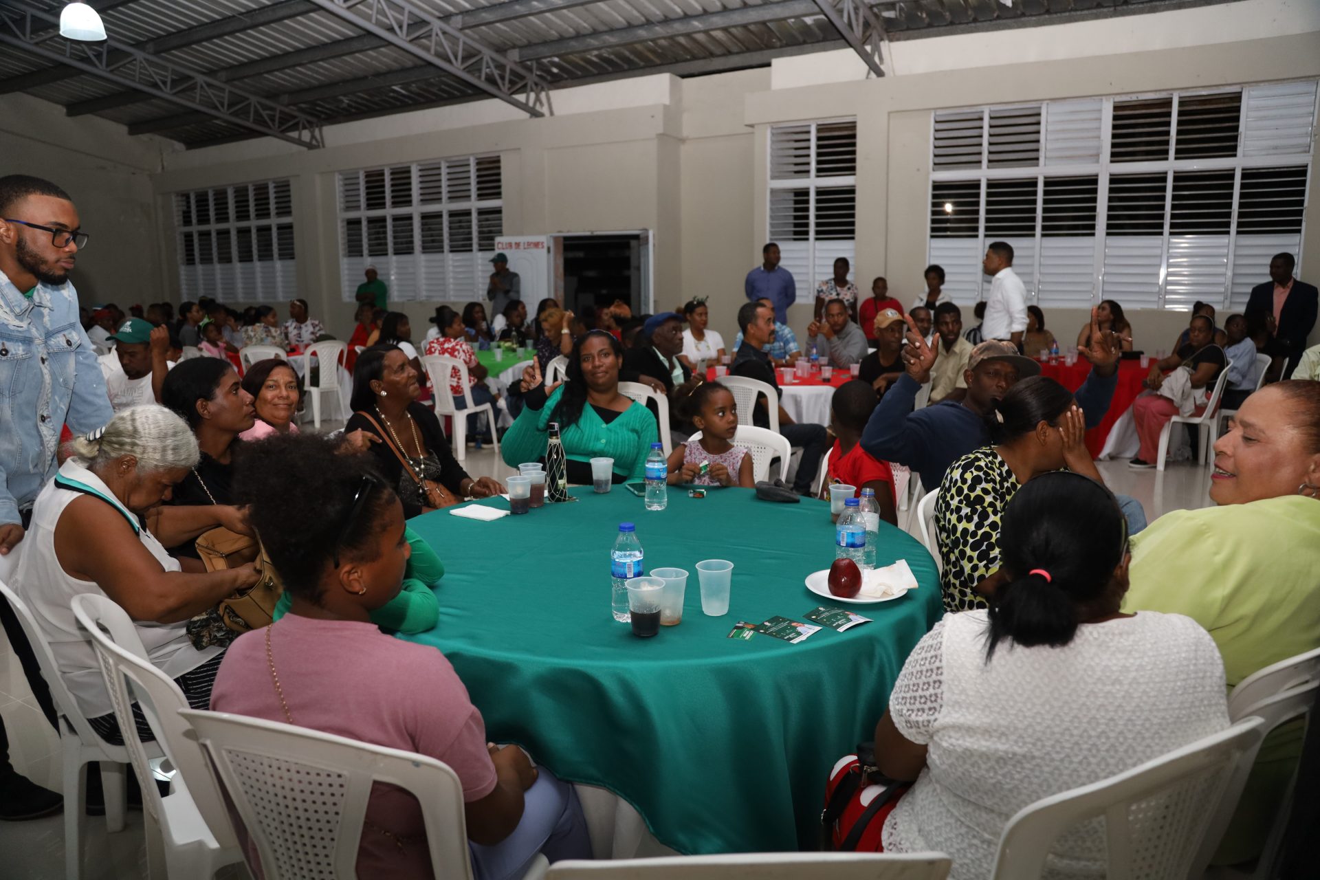 El Senador Franklin Peña Ilumina la Navidad en Consuelo con una Cena Inolvidable para Más de 500 Personas