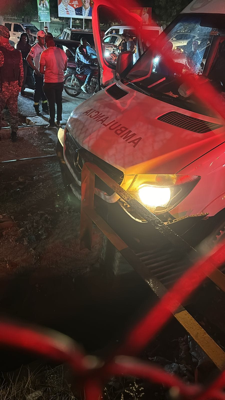 Accidente de transito entre locomotora del Central Romana y una ambulancia del 911