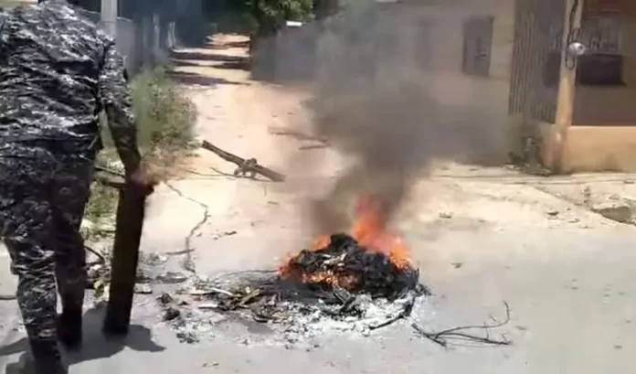 Incendian neumáticos en calles de Dajabón