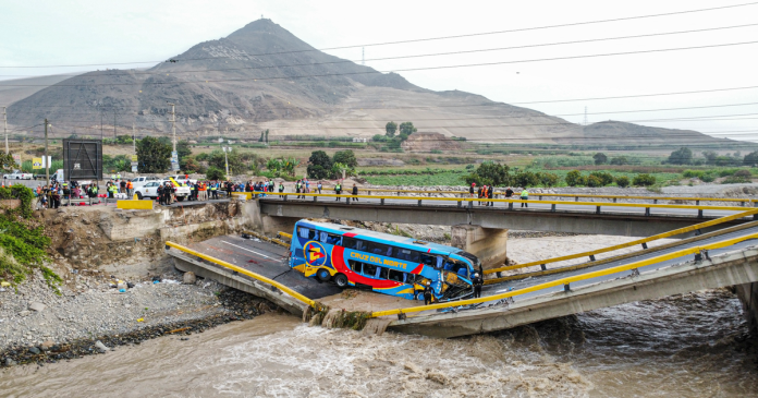 caer un autobús en un río en el centro de Benín