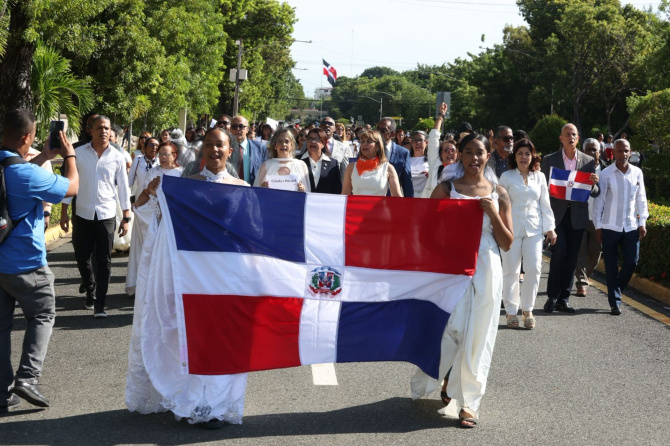 Mujeres alzan la voz en la Marcha de las Novias exigen “derechos, no flores