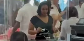 Captan una mujer cambiando múltiples bonos del gobierno en un comercio