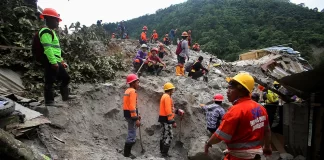 Diez muertos por deslizamiento en vertedero y busca 26 desaparecidos en Filipinas