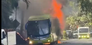 Autobús de Caribe Tours se incendia en plena vía entre Jarabacoa y La Vega