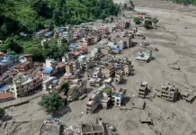 Nepal confirma 910 personas sin localizar tras la riada, más de 500 extranjeras