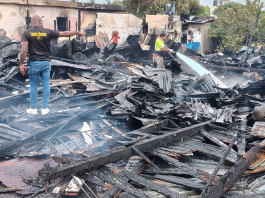 Incendio redujo a cenizas tres viviendas en populoso sector de Puerto Plata