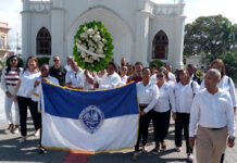 UASD recinto SPM, deposita ofrenda floral con motivo de su 488 aniversario