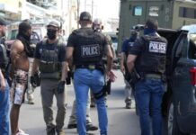 Agentes de ICE irrumpen en torneo de dominó en Puerto Rico y exigen documentos a dominicanos