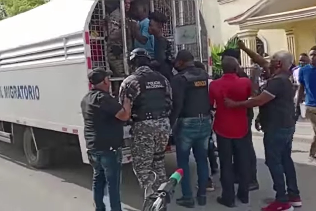 Migración detiene haitianos que se aglomeraron en una iglesia en SPM