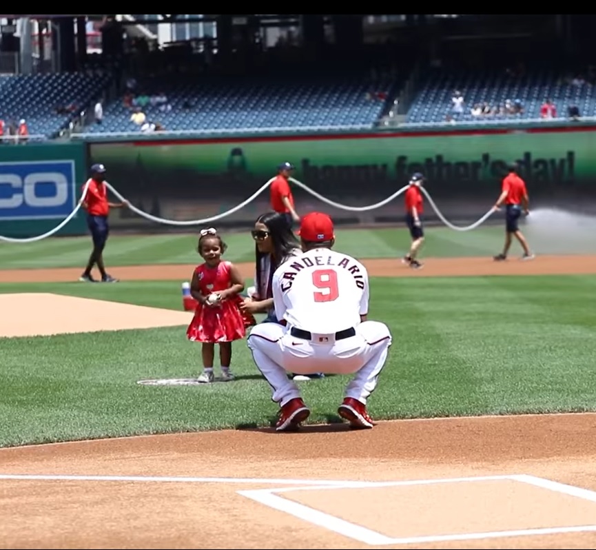 Emotivo momento: Hija del pelotero de Grandes Ligas Jeimer Candelario tira la primera bola en el partido