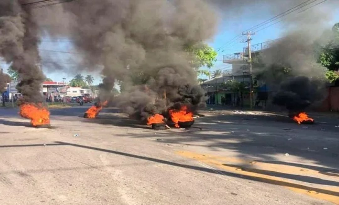 Aumentan las huelgas con incendios de neumáticos y escombros en las vías públicas debido a los apagones en República Dominicana