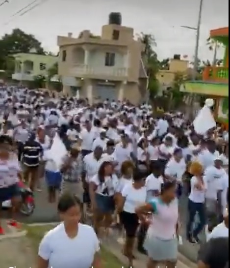 Cientos de personas del municipio Quisqueya marcharon de manera pacifica, por los altos niveles delictivos