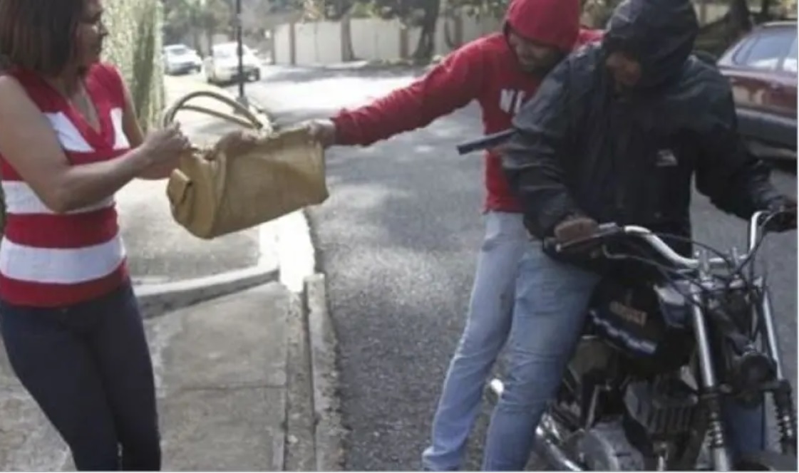 Ciudadanos inconformes con el gobierno debido a los apagones e inseguridad ciudadana