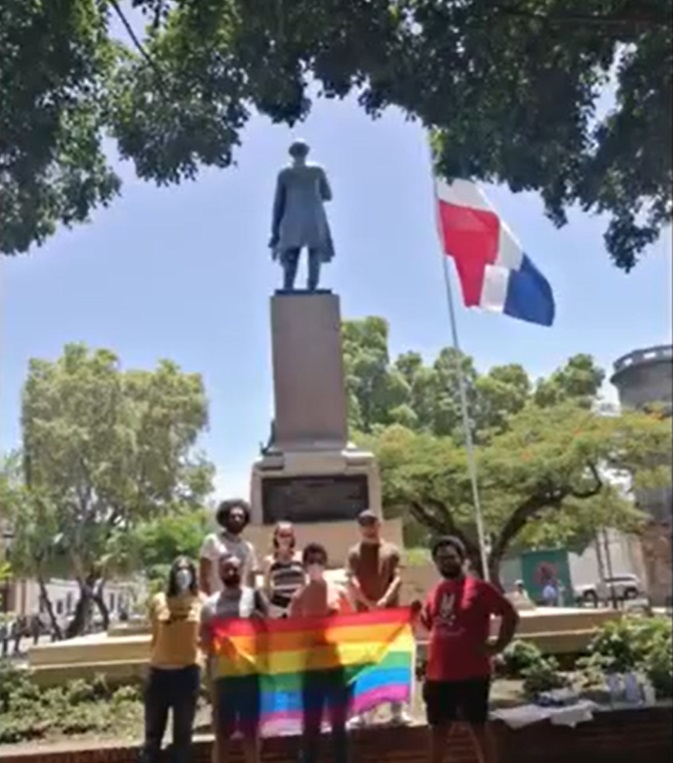 Activistas LGTB se toman foto con estatua de Duarte e insinúan que el patriota era gay; policía interviene.