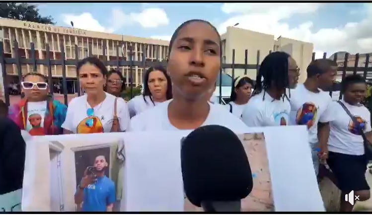 Familiares de Brayan Sosa joven muerto de manos de una mujer hace meses, se apostaron la mañana de hoy frente al palacio de justicia de SPM para exigir que se cumpla la ley por la pérdida de su pariente.