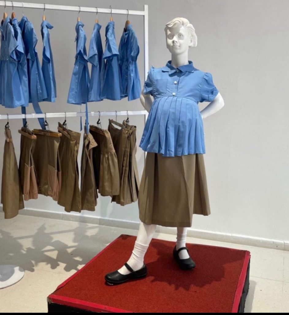 Escultura de niña embarazada con uniforme escolar es parte de exposición de Jorge Pineda