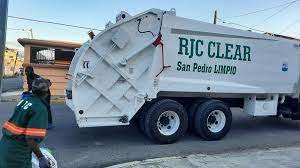 Moradores de San Pedro de Macorís denuncian vertido de líquido maloliente por camiones de basura