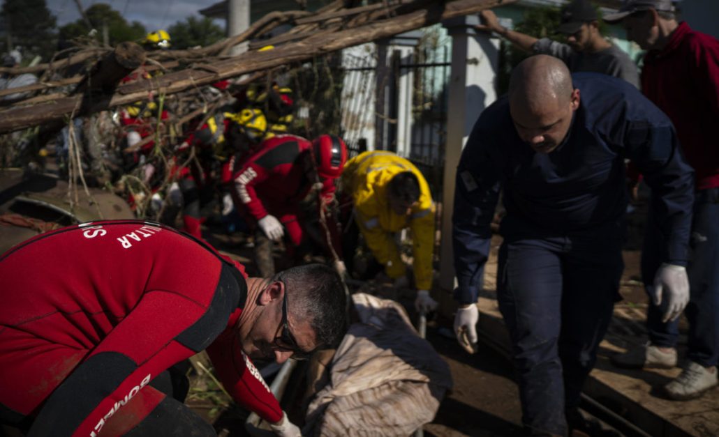 Aumentan a 40 las víctimas mortales de las inundaciones por un ciclón al sur de Brasil