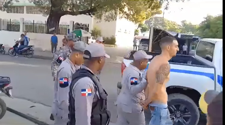 Hombre intenta huir después de ser detenido por agentes policiales en Mao