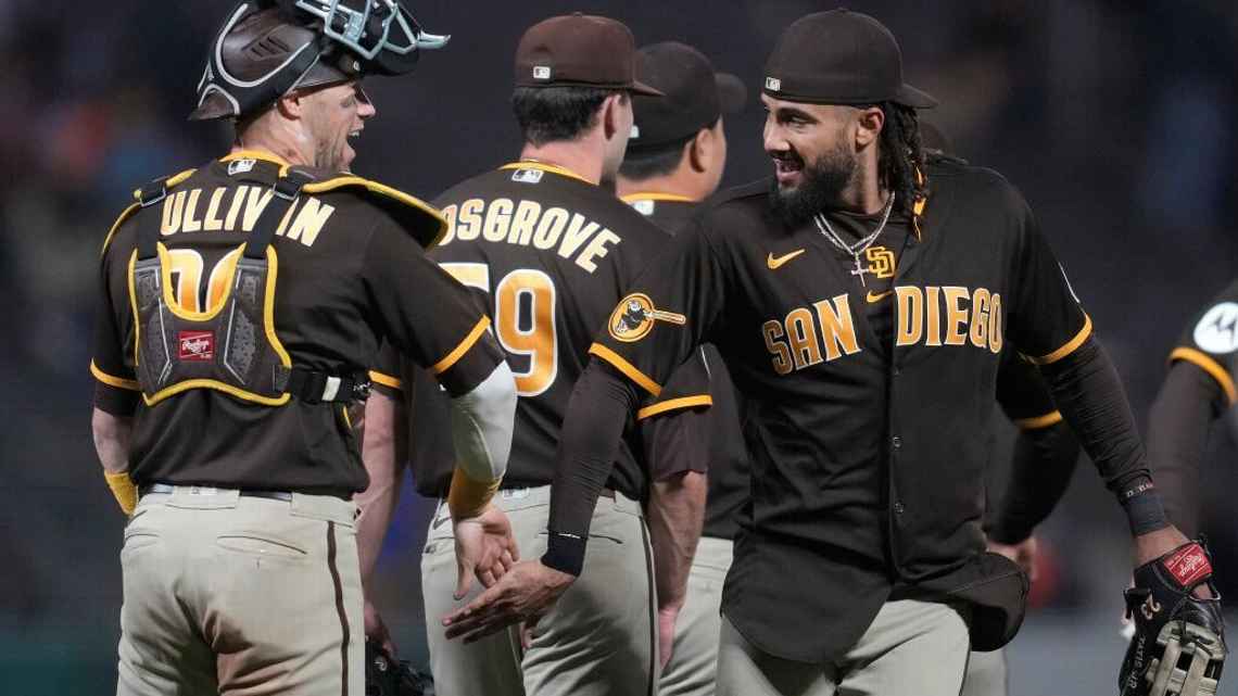 Padres rompen histórica racha negativa para mantener vivas esperanzas de playoffs