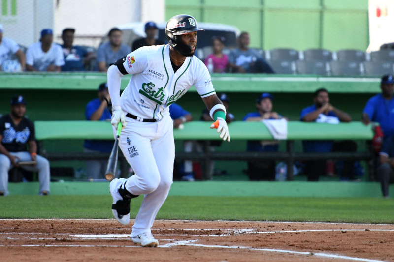 Las Estrellas derrotan dos veces al Licey