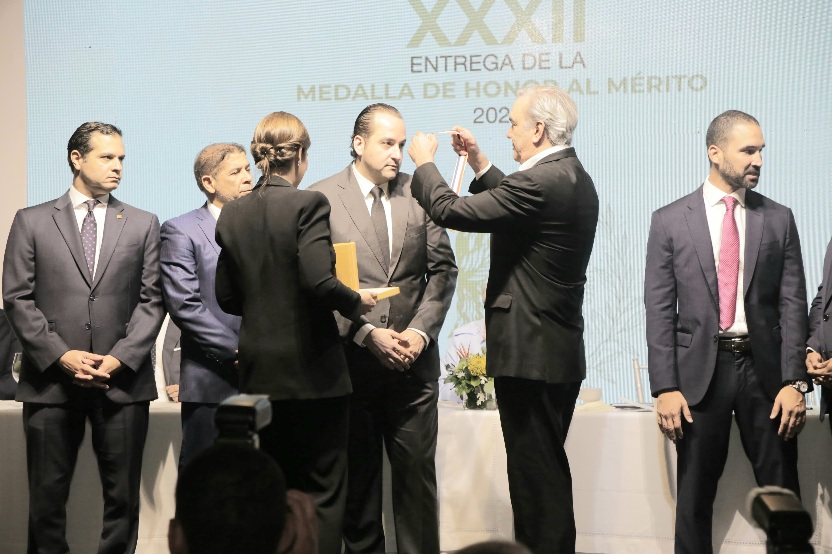 Entregando_medalla