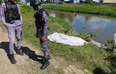 Encuentran cadáver de una mujer en canal de riego de Santiago Oeste.