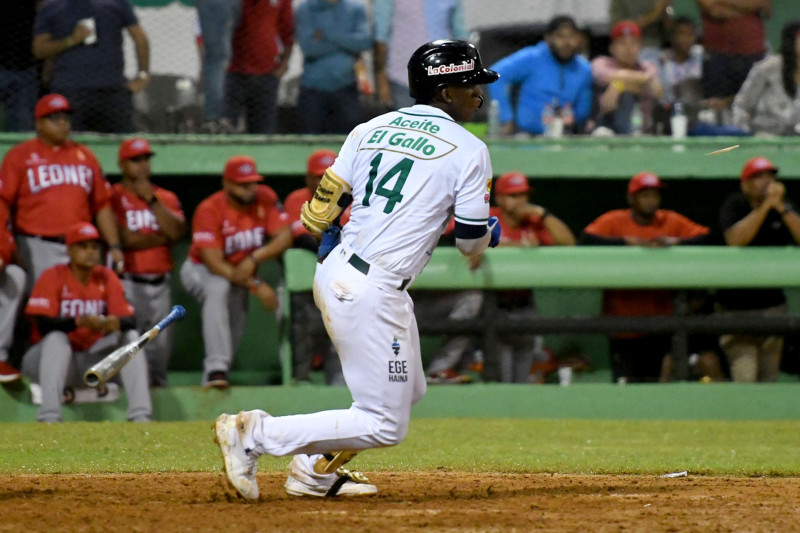 Las Estrellas que dejan en el terreno al Escogido