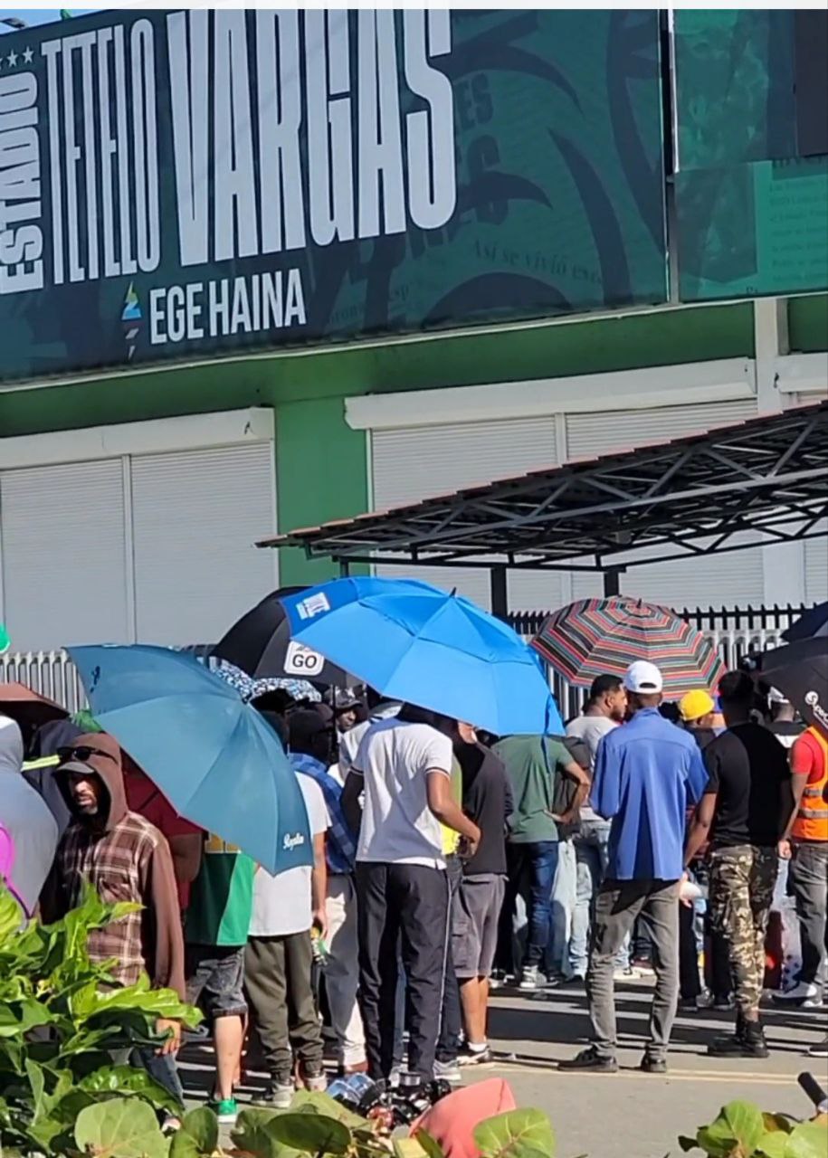Fanáticos de las Estrellas Orientales realizan las filas para comprar sus boletas, para el juego con el Licey