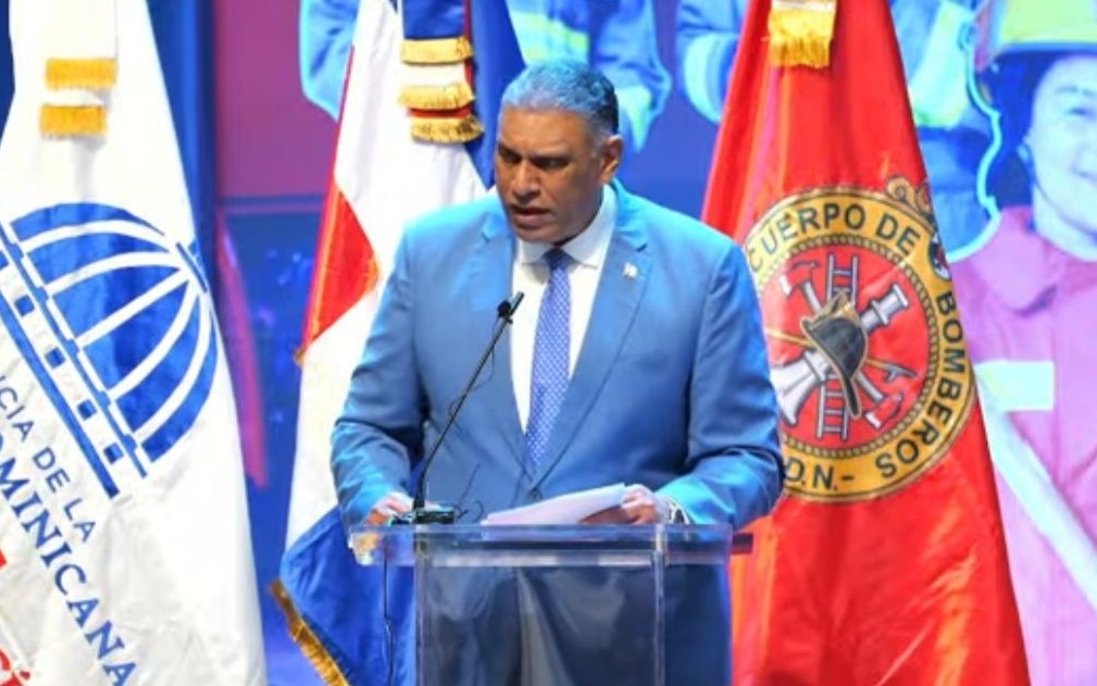 «Chú Vásquez anuncia reformas para los bomberos dominicanos; salario será de RD$15 mil