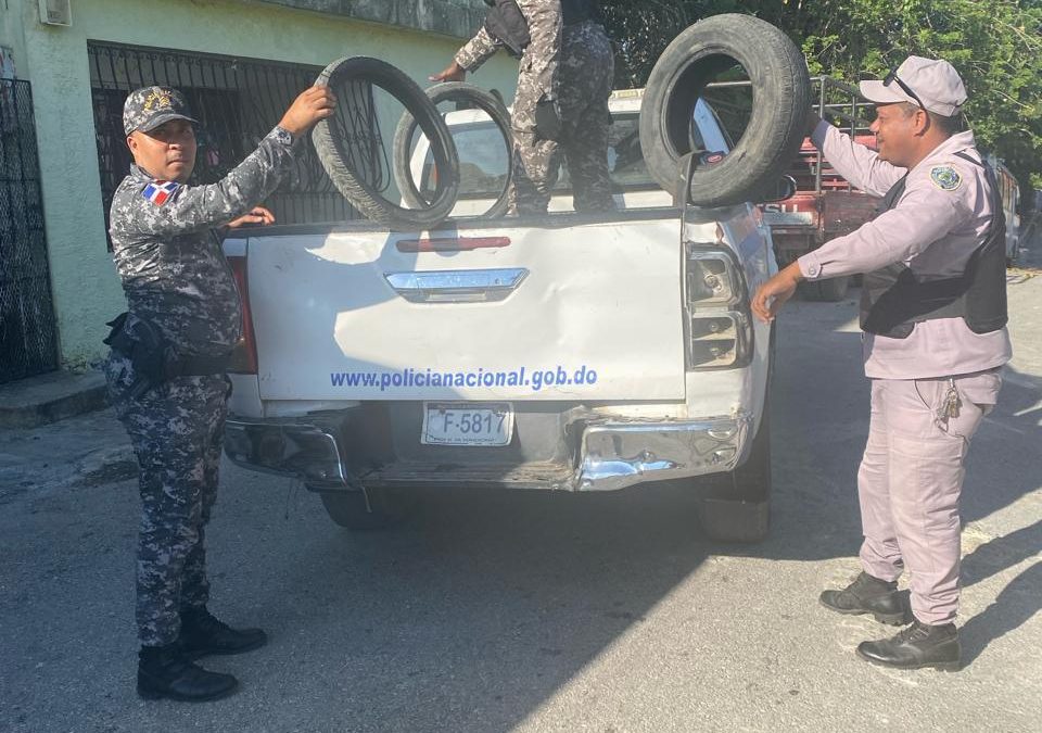 Agentes Policiales realizan operativo de recogida de neumáticos en el Municipio de Ramón Santana.