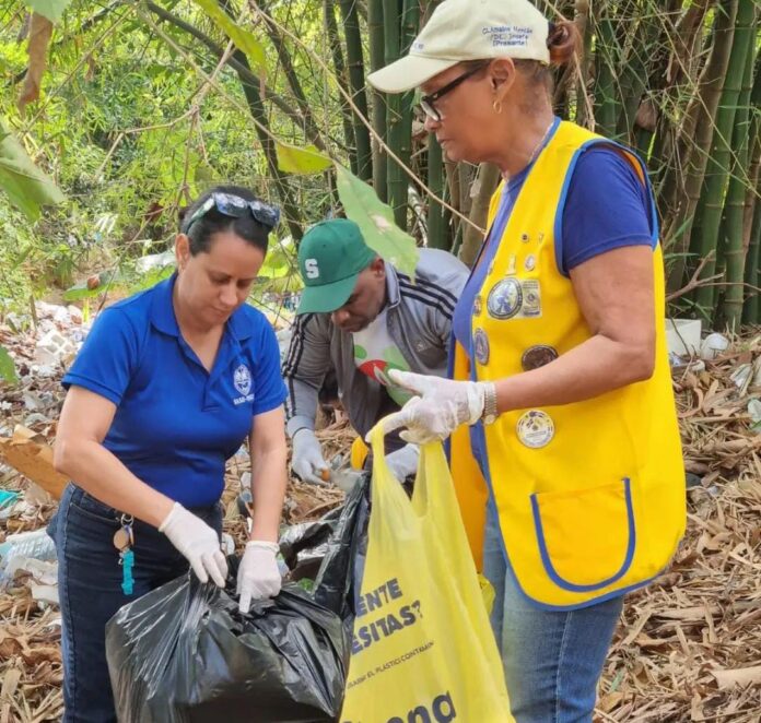 Realizan jornada de limpieza en arroyo Caguero recinto UASD Higüey.