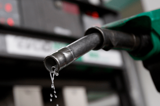 Gobierno congela precios de combustibles
