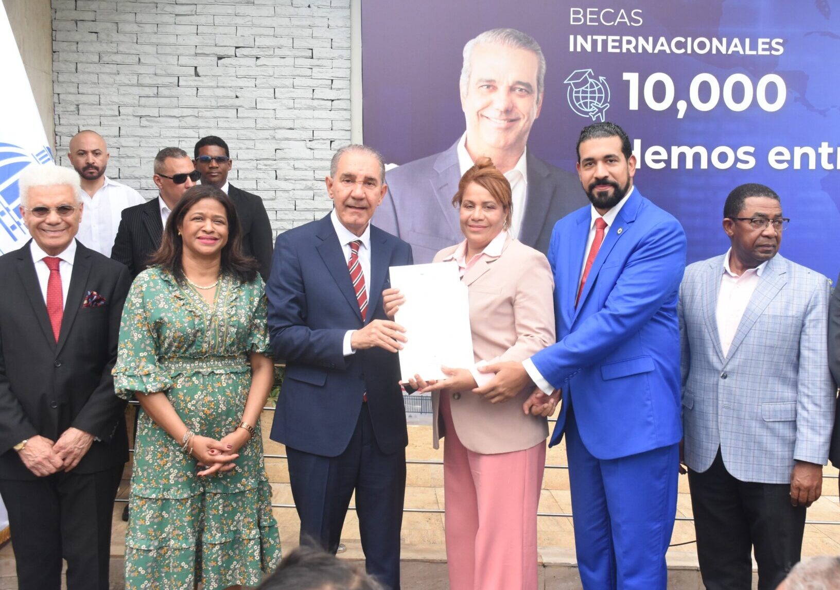 443 estudiantes son beneficiados con becas internacionales