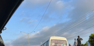 Accidente de tránsito en Las Américas entre un carro y una guagua