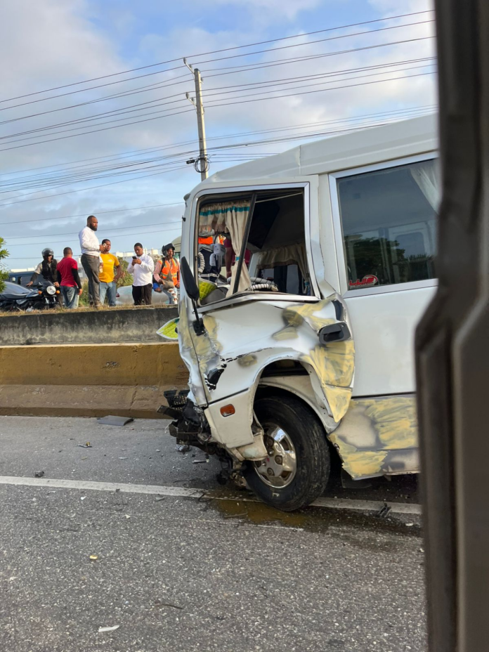 Accidente de tránsito en Las Américas entre un carro hoy