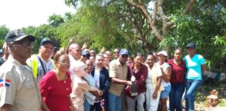 Alcalde de Santa Lucia, da primer picazo construcción del parque y cancha