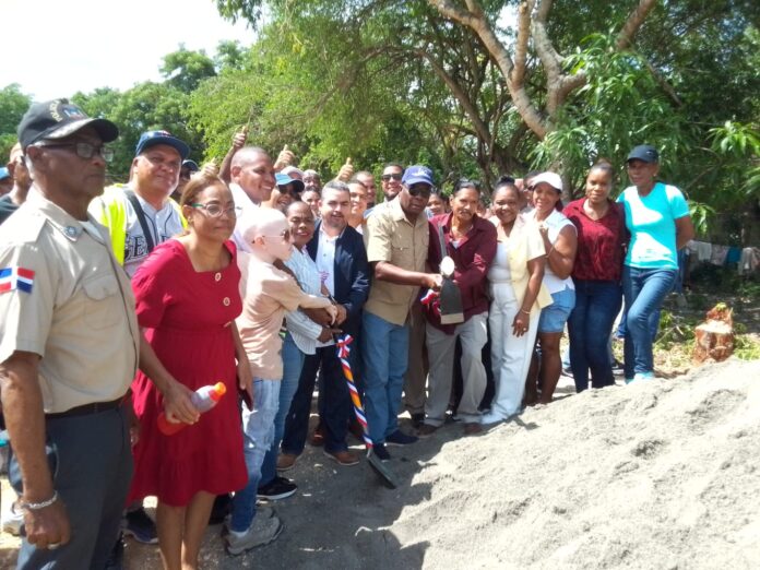 Alcalde de da Santa Lucia, da primer picazo construcción del parque y cancha