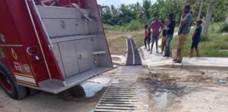 Niña queda atrapada en registro de desagüe en Sabana de la Mar; bomberos la rescatan