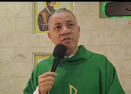 Sacerdote: no aceptaremos jóvenes con pajones, ni cejas tajeadas en colegio