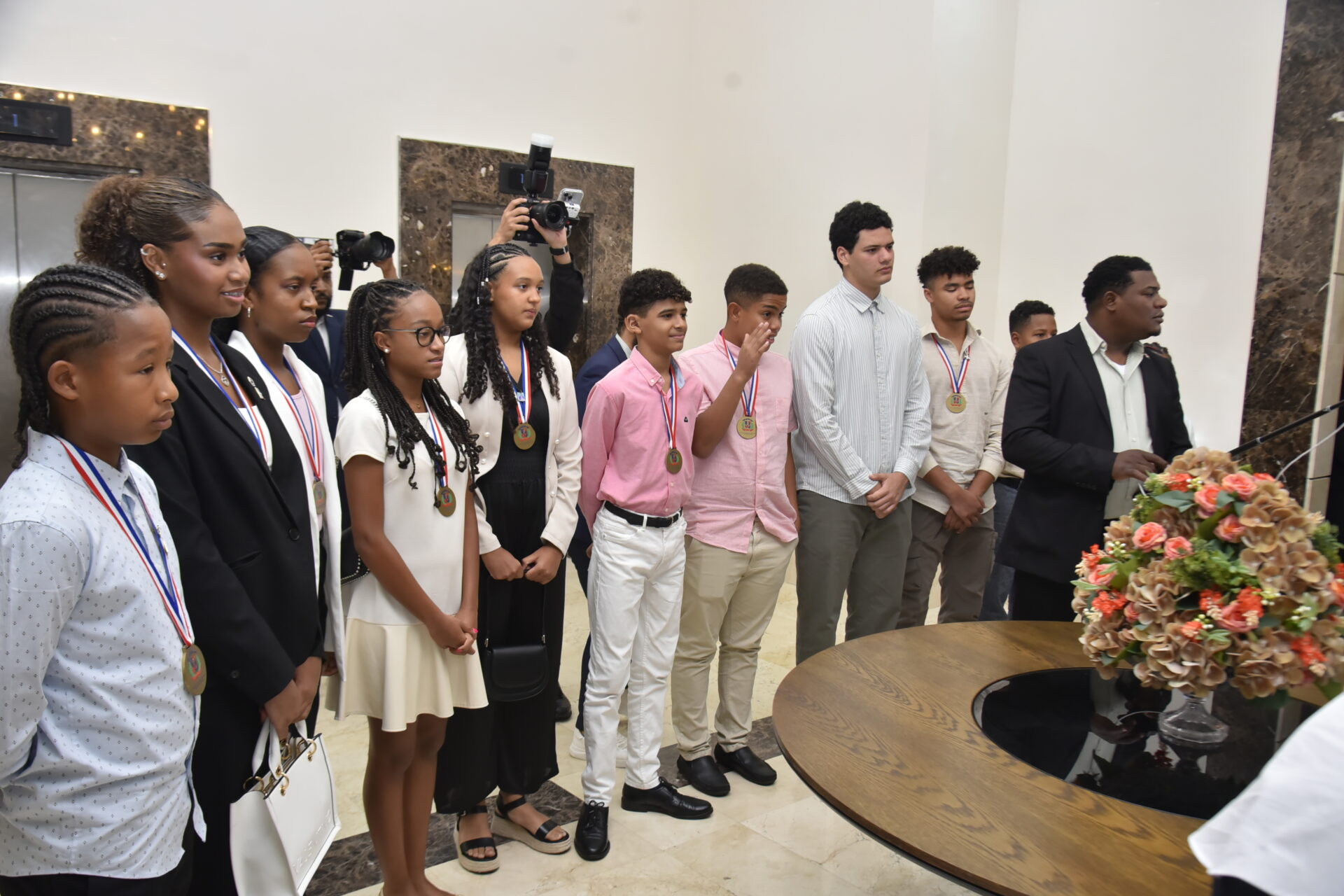 Estudiantes ganadores del Premio al Mérito Escolar Madrid 2025 visitan Cámara de Diputados