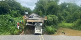 Fallece conductor de camión tras colapso de puente en Don Juan en Monte Plata