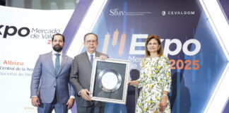 Reconocen al gobernador Valdez Albizu por el surgimiento y desarrollo del mercado de valores en RD