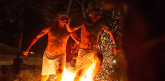 La noche donde los espíritus cobran vida y bailan en candela para rendir honor a una reina indígena