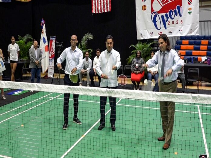 PIE BADMINTON Nelson Javier Ozuna, Kelvin Cruz y Fraily Garrido realizan el saque de honor del Open