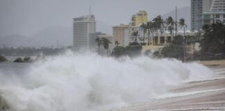 Se registran olas superiores a los nueve pies de altura por Melissa