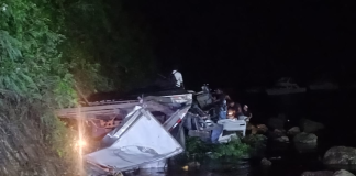 Dos heridos al caer camión cargado de cocos al mar en Samaná; son San Pedro de Macorís